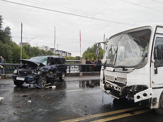 Двойная авария на Соковском мосту в Иванове: «ПАЗ» влетел в «УАЗ»